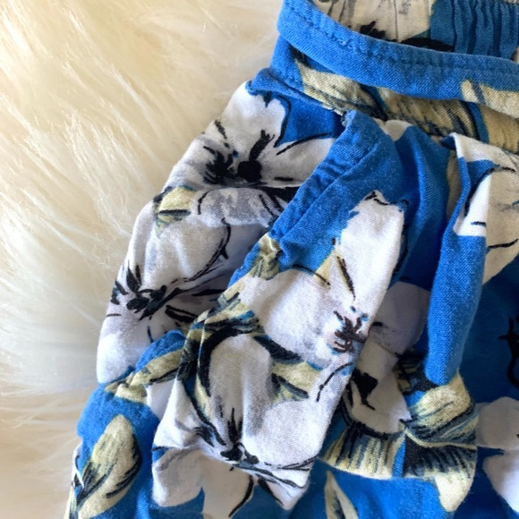 Hollister floral shorts in size small - Picture 2 of 3